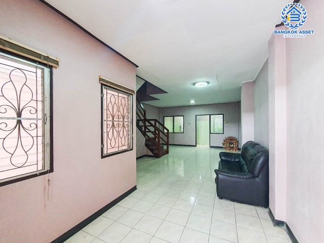 ทาวน์โฮม 3 ชั้นมือสอง เพชรเกษม ม.สุชา1 เพชรเกษม เนื้อที่กว้าง 17.60 ตร.ว. ฟังก์ชัน 4 ห้องนอน 3 ห้องน้ำ ที่จอดรถ 1 คัน ภายในสภาพดี มีพื้นที่ใช้สอยกว้างขวาง โครงการตั้งบนทำเลแห่งการเดินทาง ใกล้รถไฟฟ้าสายสีน้ำเงิน "สถานีหลักสอง" และจุดขึ้นทางด่วน "พระราม2"...